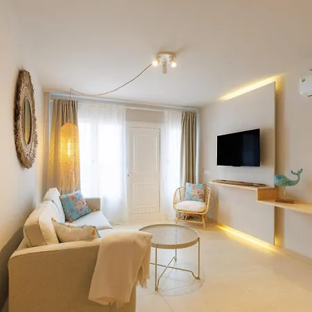 2 Delux Bedrooms Central&pool&beach Апартаменты *
